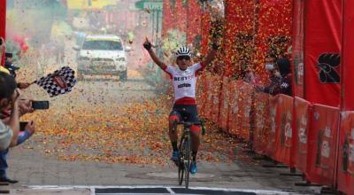 El ecuatoriano pasando primero en la sexta etapa de la  Vuelta a Guatemala, este miércoles 28 de octubre de 2020. 