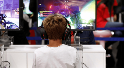 Un niño jugando con un Nintendo Switch en Estados Unidos, en octubre de 2020.