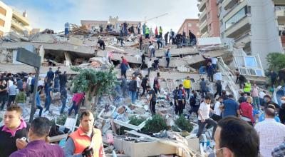 Lugareños y funcionarios buscan sobrevivientes en un edificio derrumbado tras un terremoto que se sintió tanto en Grecia como en Turquía. 30 de octubre de 2020. 