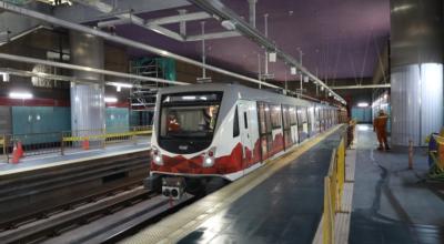 Imagen del tren del Metro de Quito que completó el primer viaje desde el sur de la ciudad hasta la estación El Labrador, el 30 de octubre de 2020.