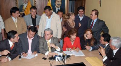 Los diputados destituidos el 7 de marzo de 2007 en rueda de prensa en Quito, el 28 de marzo de 2007.