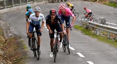 Richard Carapaz durante el ascenso al Alto de l'Angliru, en la Etapa 12 de la Vuelta a España, el domingo 1 de noviembre de 2020.