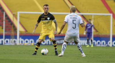 Damián Díaz y Lucas Villarruel, durante el partido entre Barcelona y Liga de Quito en el estadio Monumental, el domingo 1 de noviembre de 2020.