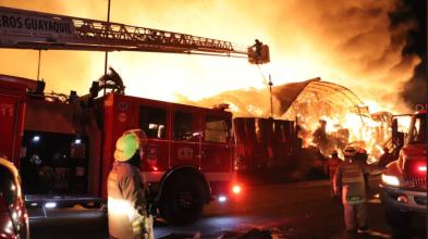 Incendio en una fábrica ubicada en la vía Durán - Tambo, el 2 de noviembre de 2020. 