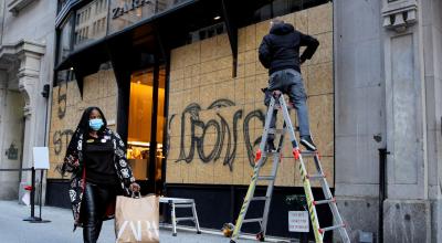 Trabajadores protegen una tienda en Nueva York antes de los resultados de las elecciones presidenciales, el 2 de noviembre de 2020.  