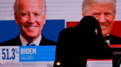 Una persona observa los resultados preliminares de las elecciones presidenciales de Estados Unidos, en un bar en San Diego, California, el 3 de noviembre de 2020.