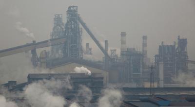 Humo y vapor se elevan desde una planta de acero en Anyang, provincia de Henan, China.