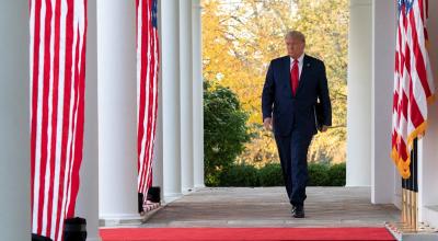 El presidente de Estados Unidos, Donald Trump, sale de la Casa Blanca hacia su club de golf en Virginia, la mañana del 8 de noviembre de 2020.