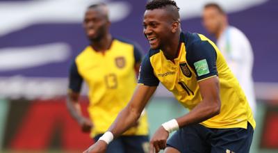 Michael Estrada celebra su segundo gol ante Uruguay, por Eliminatorias, el 13 de octubre de 2020.