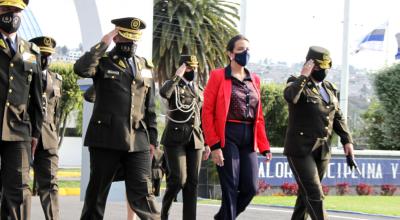 El comandante de la Policía, Patricio Carrillo, y la ministra de Gobierno, María Paula Romo, en la Escuela Superior de la Policía, en Quito, el 5 de noviembre de 2020. 