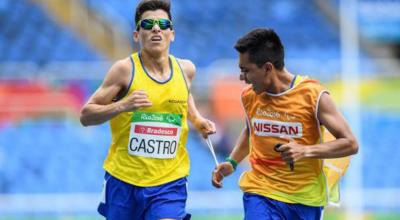 El paratleta Darwin Castro, junto a su guía Sebastián Rosero en las Olimpiadas de Río 2016.