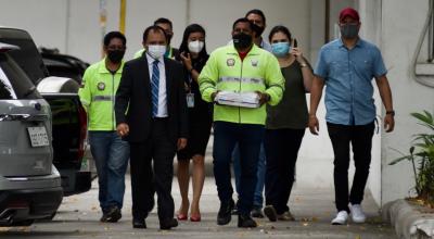 El fiscal César Suárez durante un allanamiento, junto a la policía, del hospital Teodoro Maldonado Carbo, de Guayaquil, el 16 de octubre de 2020.