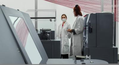 Imagen referencial. Dos mujeres en una fábrica de ropa, en Estocolmo,  el 12 de octubre de 2020. 
