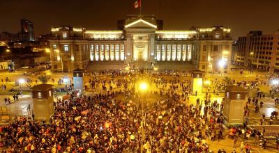 Manifestantes participan en una multitudinaria marcha de protesta contra el nuevo gobierno del presidente Manuel Merino en Lima, el 14 de noviembre de 2020.