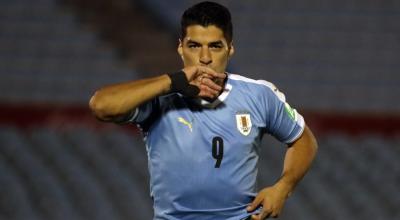 Luis Suárez festeja su gol 60 con Uruguay ante Chile, el 8 de octubre de 2020.