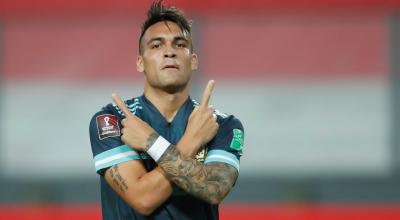 El delantero argentino Lautaro Martínez festeja su gol ante Perú, en Lima, el 17 de noviembre de 2020.