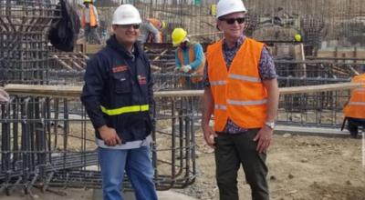 Franklin Calderón (izquierda), en un recorrido por las obras del Hospital de Bahía junto con el concejal de Sucre, Marcelo Hurtado, el 8 de febrero de 2020.