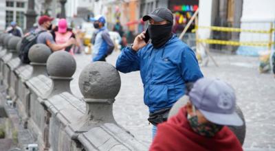 Un hombre habla por teléfono en el Centro Histórico de Quito, el 23 de noviembre de 2020.
