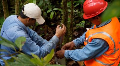 Personal de la Empresa Nacional Minera (Enami) realiza un monitoreo del suelo, en junio de 2015.