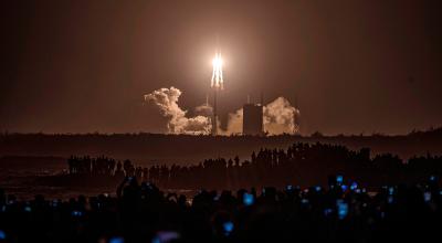 Una multitud observa el lanzamiento de la sonda espacial Chang'e-5 en Wenchang, China.