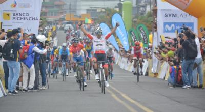 Byron Guamá celebra su victoria en la Etapa 2 de la Vuelta al Ecuador, el martes24 de noviembre de 2020.