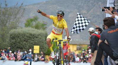 Santiago Montenegro llegando a la meta de la sexta etapa de la Vuelta al Ecuador, el 28 de noviembre de 2020.