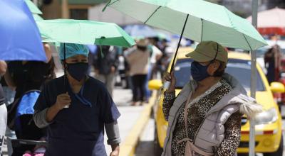 Dos mujeres caminan en los alrededores de un supermercado, en el norte de Quito, el miércoles 25 de noviembre de 2020.