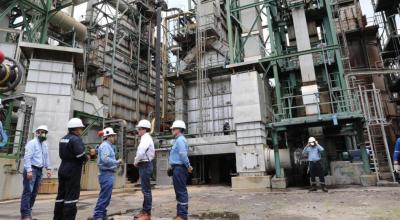 Personal de Petroecuador durante una visita técnica a la Refinería de Esmeraldas, en marzo de 2019.