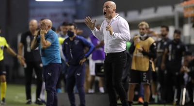 El entrenador Pablo Repetto en el partido de los octavos de final de la Copa Libertadores entre Santos y Liga de Quito en el estadio Vila Belmiro en Santos (Brasil), el martes 1 de diciembre de 2020.