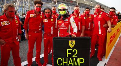 El piloto alemán Mick Schumacher, del Prema Powerteam Racing, celebra el título de la Fórmula 2 después de la Carrera Sakhir Sprint de la Ronda 12 del Campeonato en el Circuito Internacional de Baréin cerca de Manama, el 6 de diciembre de 2020.