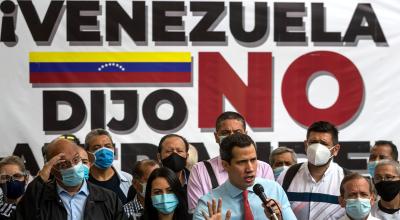 Simpatizantes chavistas celebran previo al anuncio de los resultados del Consejo Nacional Electoral (CNE) durante la madrugada del lunes 7 de diciembre de 2020, en el Teatro Bolívar de Caracas (Venezuela).