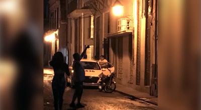 Un auto de policía se estaciona frente a la casa de la artista visual y activista cubana Tania Bruguera, el 6 de diciembre de 2020 en La Habana (Cuba). 