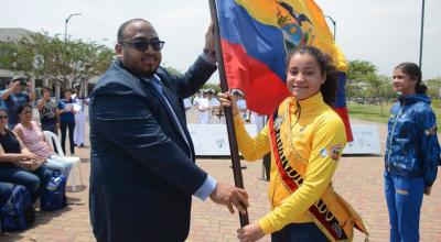 La nadadora María Daniela Contreras  recibe por segundo año consecutivo el Pabellón Nacional para representar al país en los Juegos Escolares 2019.