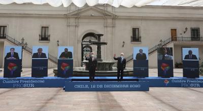 El presidente de Chile, Sebastián Piñera, y el presidente de Colombia, Iván Duque, posan para las fotos oficiales de la Cumbre Prosur este 12 de diciembre de 2020 en Santiago de Chile.