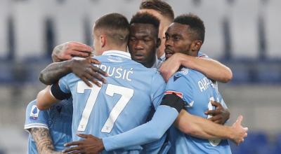 Los futbolistas de Lazio celebran el gol de Felipe Caicedo, ante Hellas Verona, el sábado 12 de diciembre de 2020.