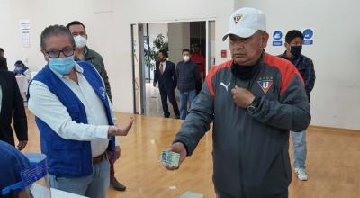 Un ciudadano se retira la mascarilla para verificar su identidad en el simulacro de las elecciones, realizado el 15 de noviembre de 2020 en Quito.