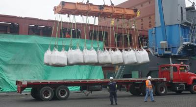 Traslado de bolsas con concentrado de cobre desde una plataforma hacia un buque de carga en el Terminal Portuario de Guayaquil, el 15 de enero de 2020. 