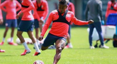 Joao Plata patea un balón en un entrenamiento del Toluca, en septiembre de 2020.