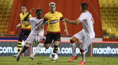 Emmanuel Martínez maneja la pelota en un partido ante Mushuc Runa, en Guayaquil, el 16 de diciembre de 2020.