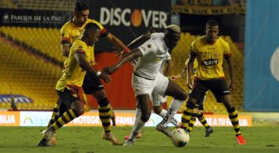 Cristian Martínez Borja domina una pelota en la final de ida de la LigaPro, entre Barcelona y Liga de Quito, el miércoles 23 de diciembre de 2020.