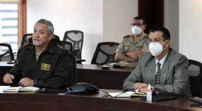 El comandante de la Policía, Patricio Carillo, junto al ministro de Gobierno, Patricio Pazmiño, el 15 de diciembre de 2020. 