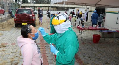 Brigadas del Municipio de Quito realizan pruebas PCR a ciudadanos en el sur de la ciudad, el 17 de diciembre de 2020.
