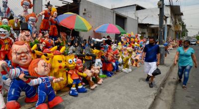 Monigotes se exhiben en la calle 6 de Marzo de Guayaquil, el 28 de diciembre de 2020.