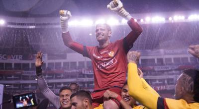 Javier Burrai levanta sus brazos, entre lágrimas, festejando la victoria de Barcelona ante Liga, en Quito, el 29 de diciembre de 2020.