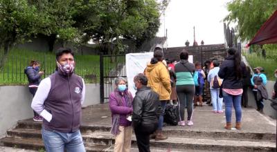 Personas esperan ser atendidas en el Hospital Eugenio de Quito, el 4 de enero de 2021.