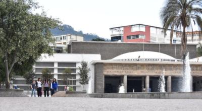 Estudiantes de la Universidad Central caminan frente al Teatro Universitario, el 8 de diciembre de 2019.