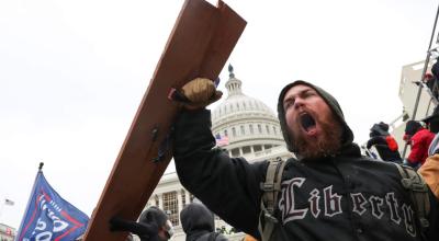 Un manifestantes pro Donald Trump frente al Capitolo, en Estados Unidos, 6 de enero de 2021.