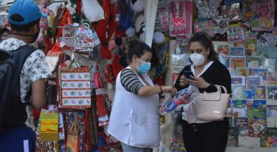 Dos mujeres hacen compras de Navidad, en Cuenca, el 23 de diciembre de 2020.