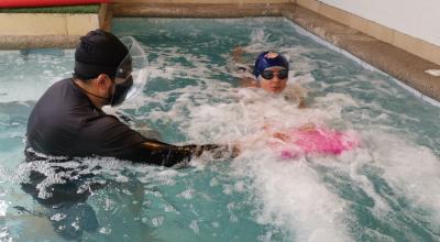 El profesor de natación, Christian  Rojas, durante una clase privada de natación, el 8 de enero de 2021.