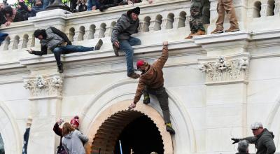 Partidarios de Donald Trump subiendo por las paredes del Capitolio de los Estados Unidos durante una protesta contra la certificación de los resultados de las elecciones, en Washington, EEUU, el 6 de enero de 2021.